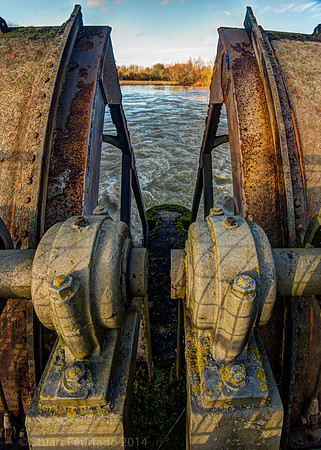 Sutton Courtney weir gates 1